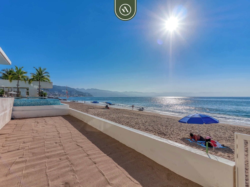 New Oceanfront 1 BR Condo - Gym - Beach - Pool