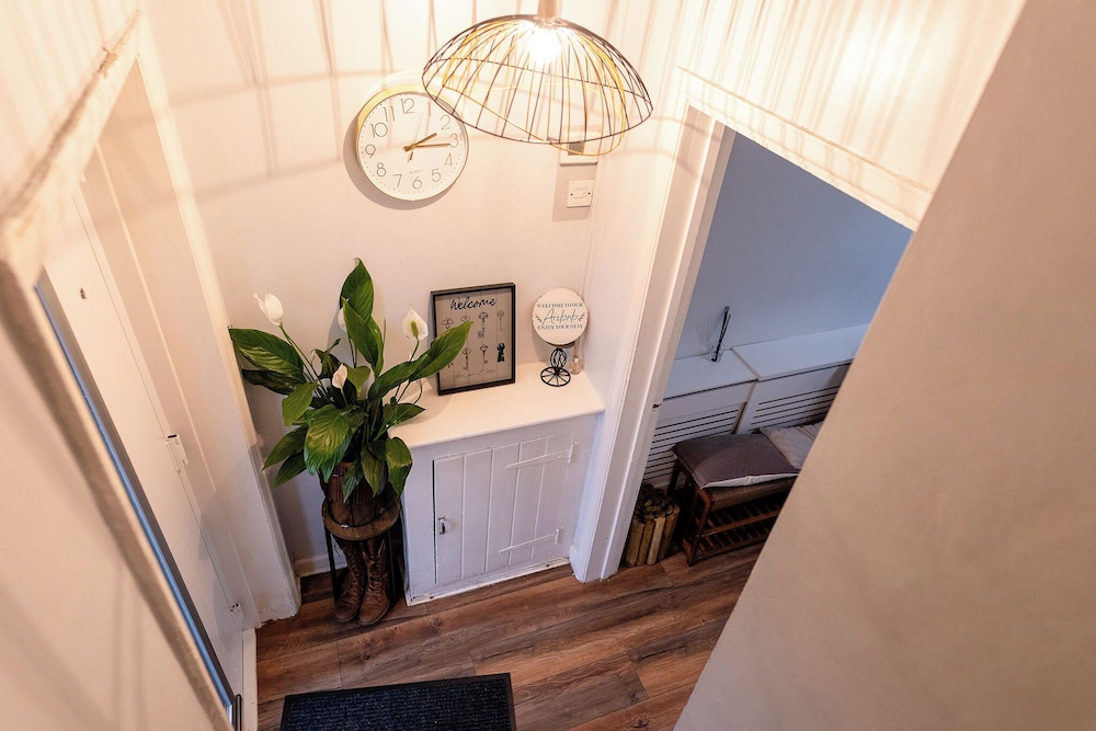 Beautiful Wythenshawe Home Near Airport With Garden & Parking Sleeps 5
