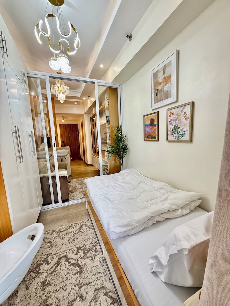 Cozy Retreat w/Balcony Near SM Mall/NAIA Airport