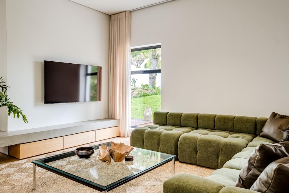 Mountain View Holiday Villa w Garden and Pool Iliwa
