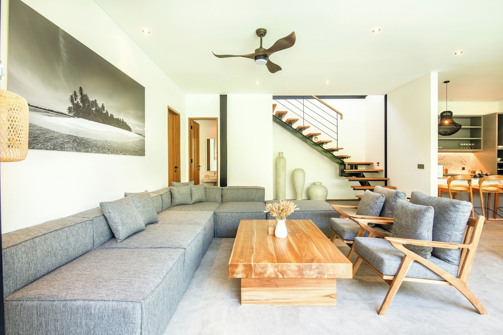 Seaside Escape: 4BR Villa, 190m to Canggu Beach