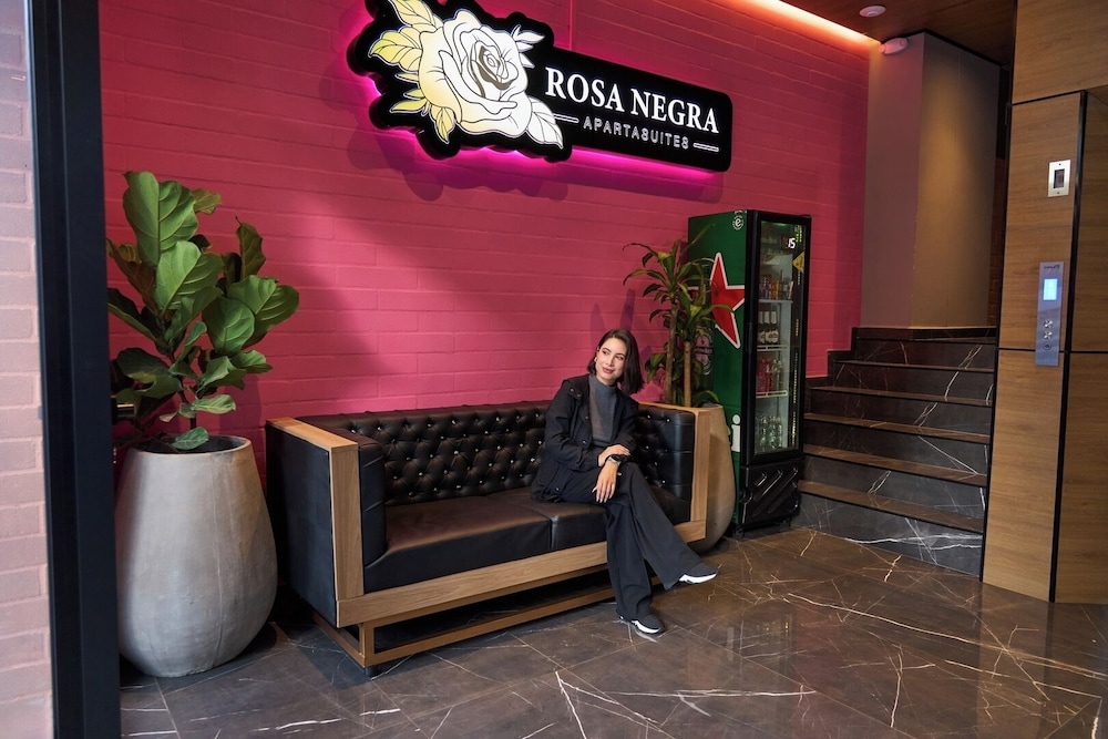 Cozy Aparta-suite Stadio Jacuzzi Rosa Negra