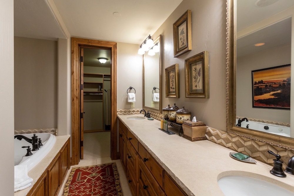 Grand Lodge - Three Bedroom #301 - Ski-in/ski-out 3 Condo