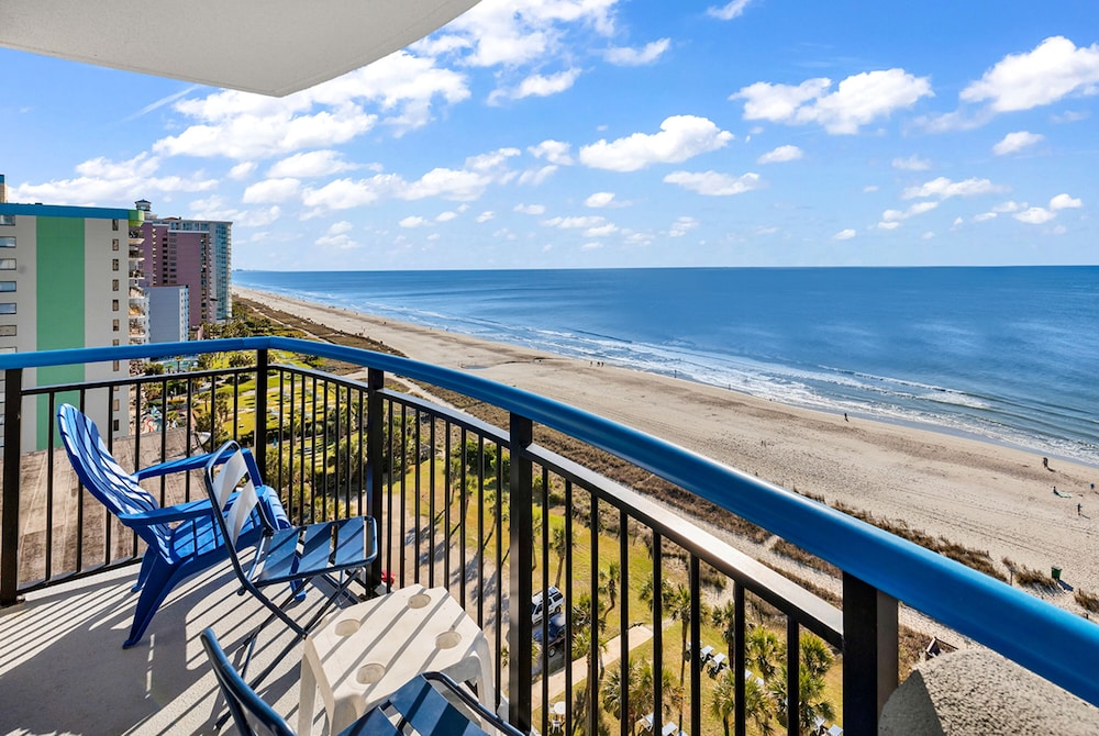 Boardwalk Resort by Hosteeva