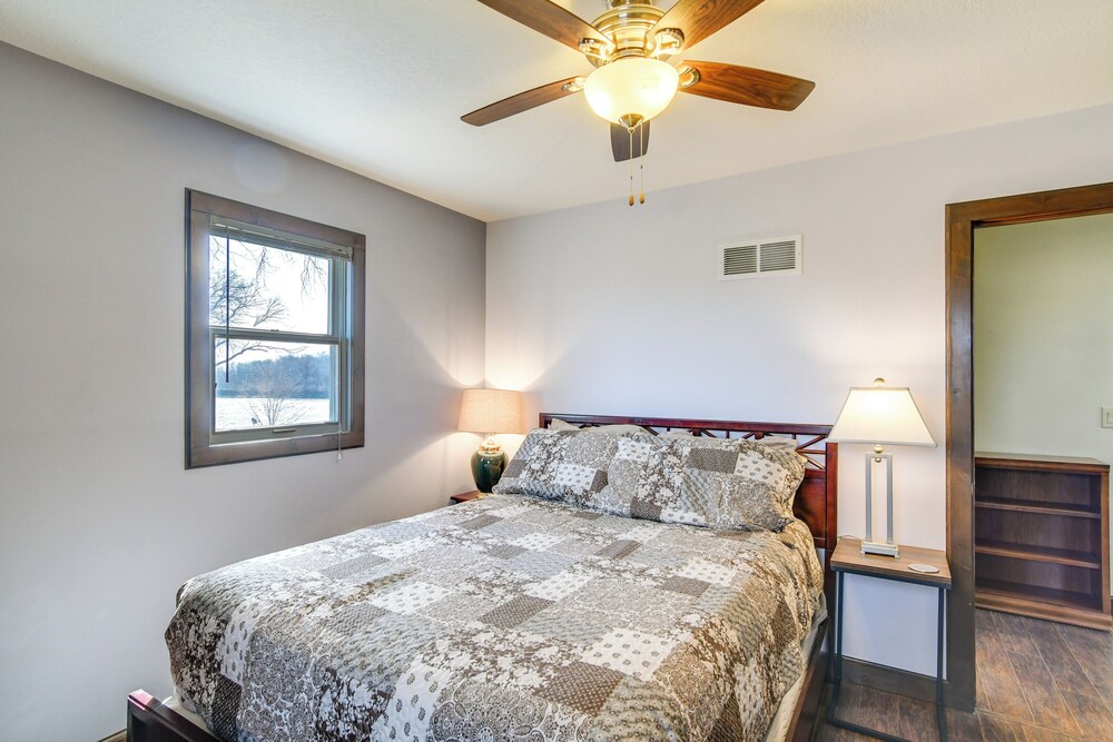 Riverfront Cabin Near Dtwn Pella w/ Game Room!