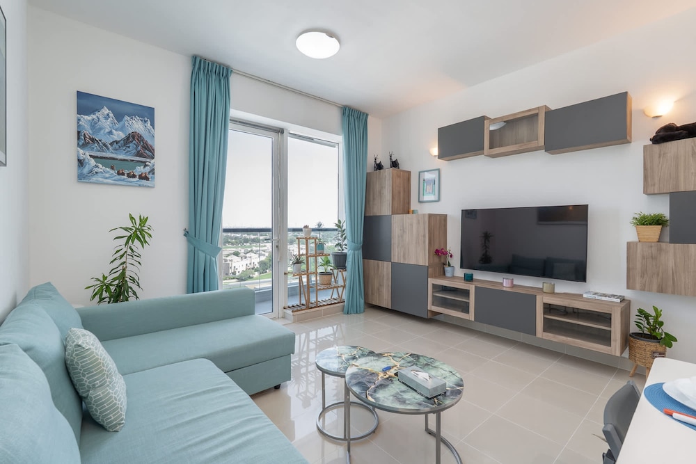 Modern 1-bed With Scenic Golf Course View