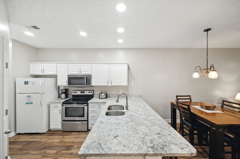 River Oaks 55e 2 Bedroom Condo