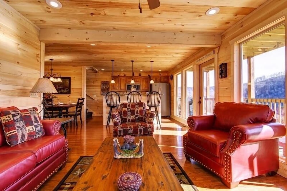 Country Cozy - 4 Bedrooms, 5 Baths, Sleeps 16 Home by RedAwning