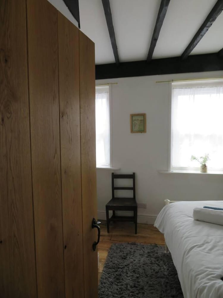 The Pepper Pot Sleeps 4 Sunlit Garden