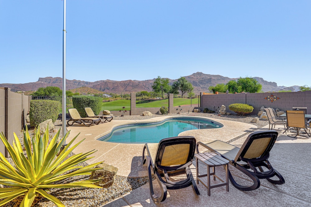 Gold Canyon Golfer's Getaway w/ Scenic Views!