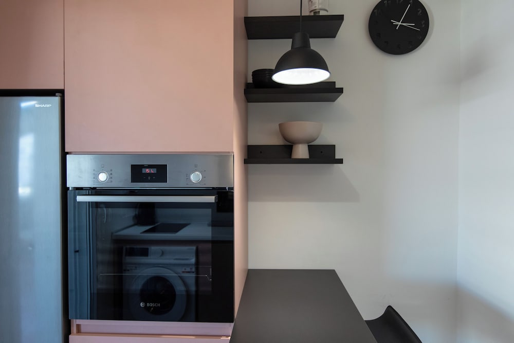 New Cozy Apt with Balcony close to Metro