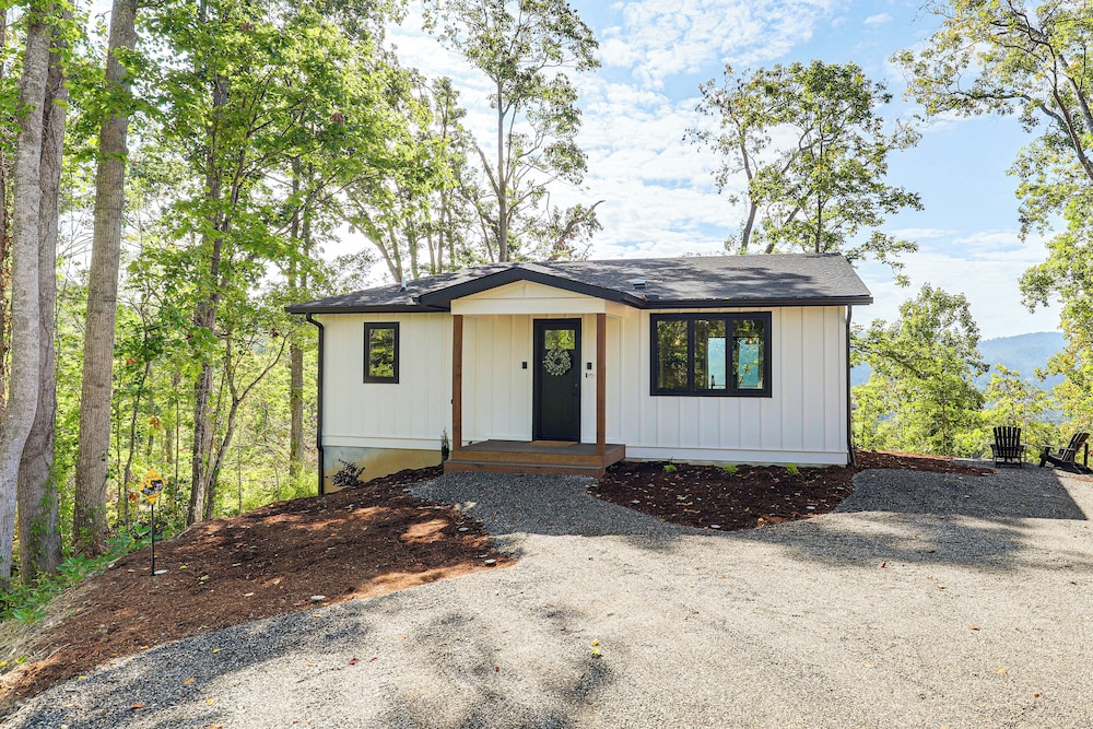 12 Mi to Asheville: Mtn-view Gem in Weaverville