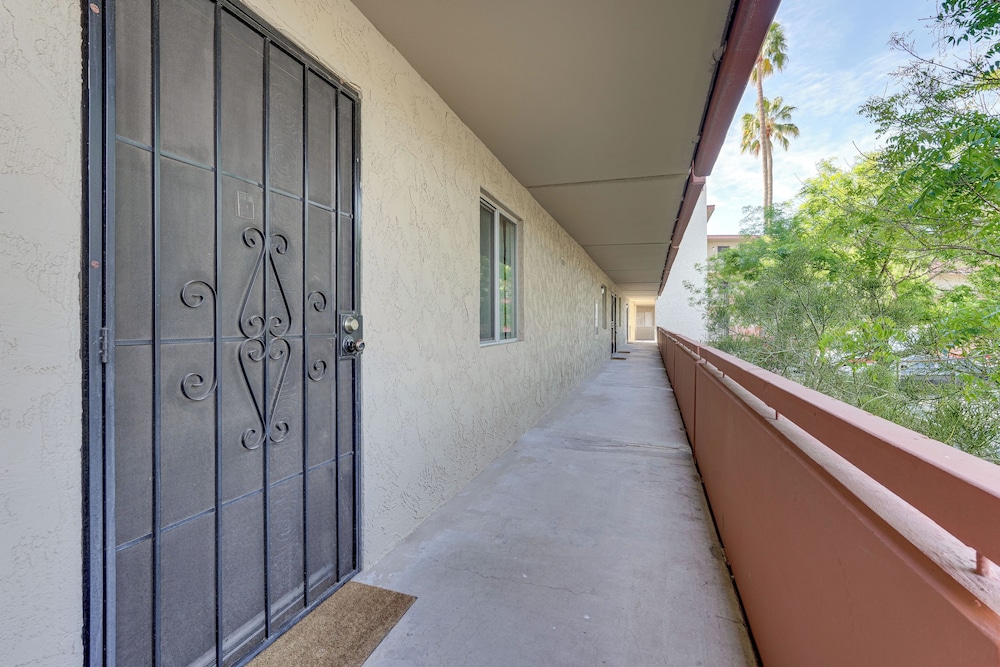 < 1 Mi to Old Town: Scottsdale Condo w/ Balcony