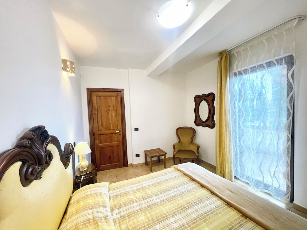 Charming Villa in Umbria - Sleeps 16 - Lake View - Pool, Jacuzzi and Events Room