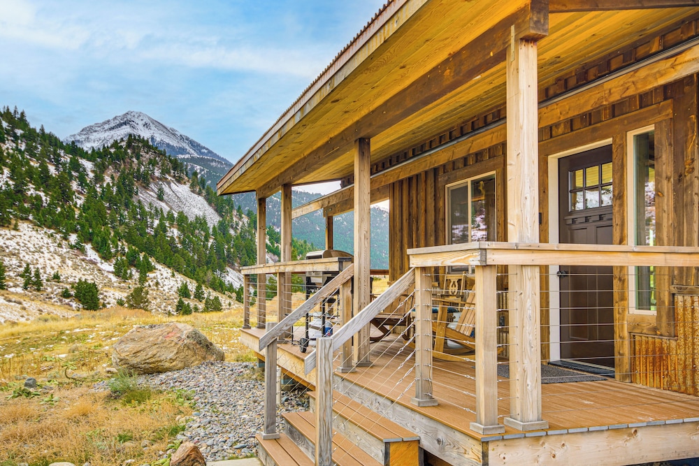 < 1 Mi to Chico Hot Springs: Mtn-view Hideaway!