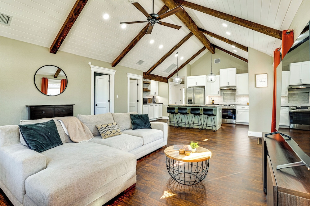 < 2 Mi to Lake Granbury! Family Home w/ Large Yard