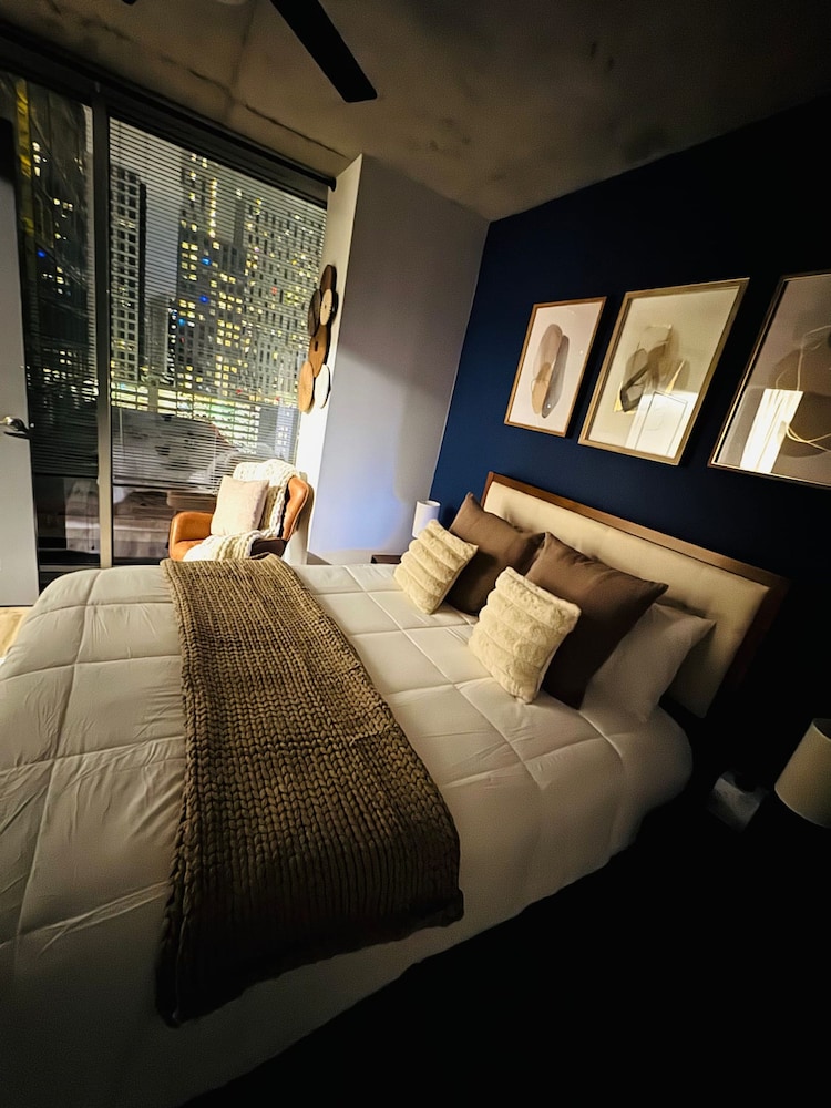 Highrise Balcony Rooftop Pool Gym Free Parking