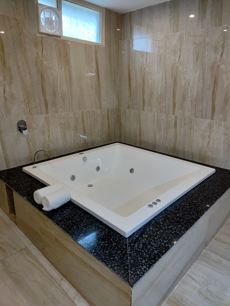 Corbett Elegant Retreat