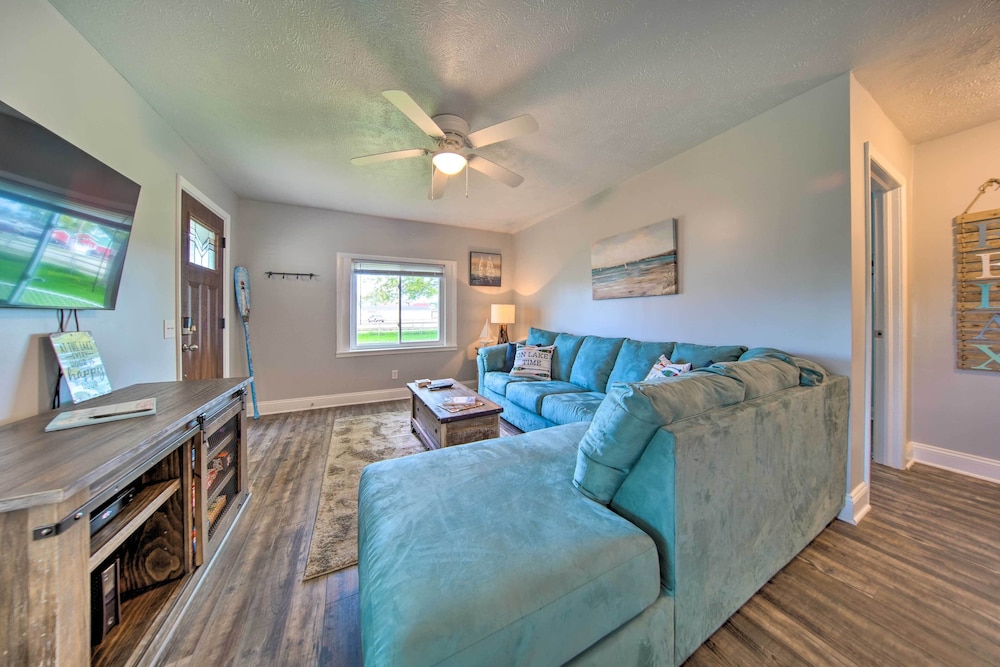 Charming Geneva Getaway w/ Easy Strip Access! view 5