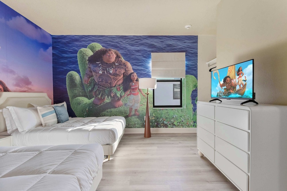 Grand 15-bedroom Villa -magical Themes, Pool & Game Loft, Lakeview