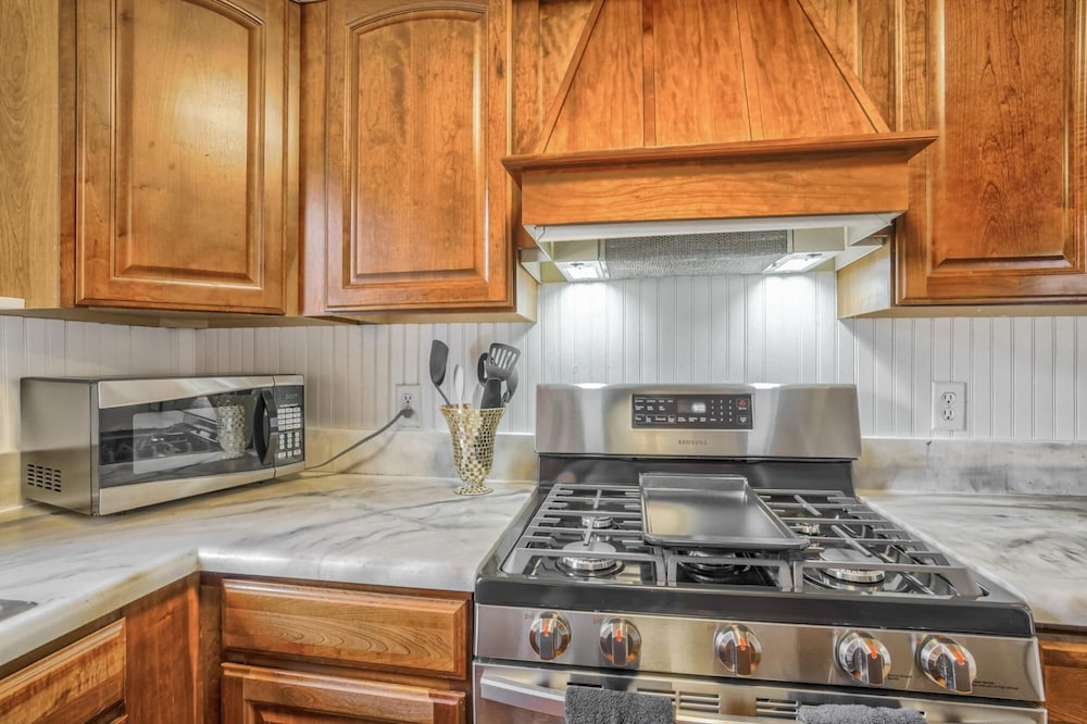 1BR Quiet Neighborhood Nearby Parks view 2