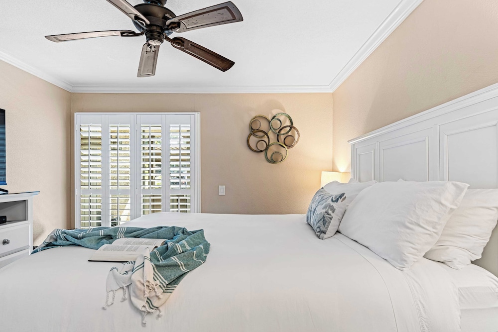 Close to Beach w/ Patio & Resort Amenities The Point at Corniche by Avantstay Str16-0458