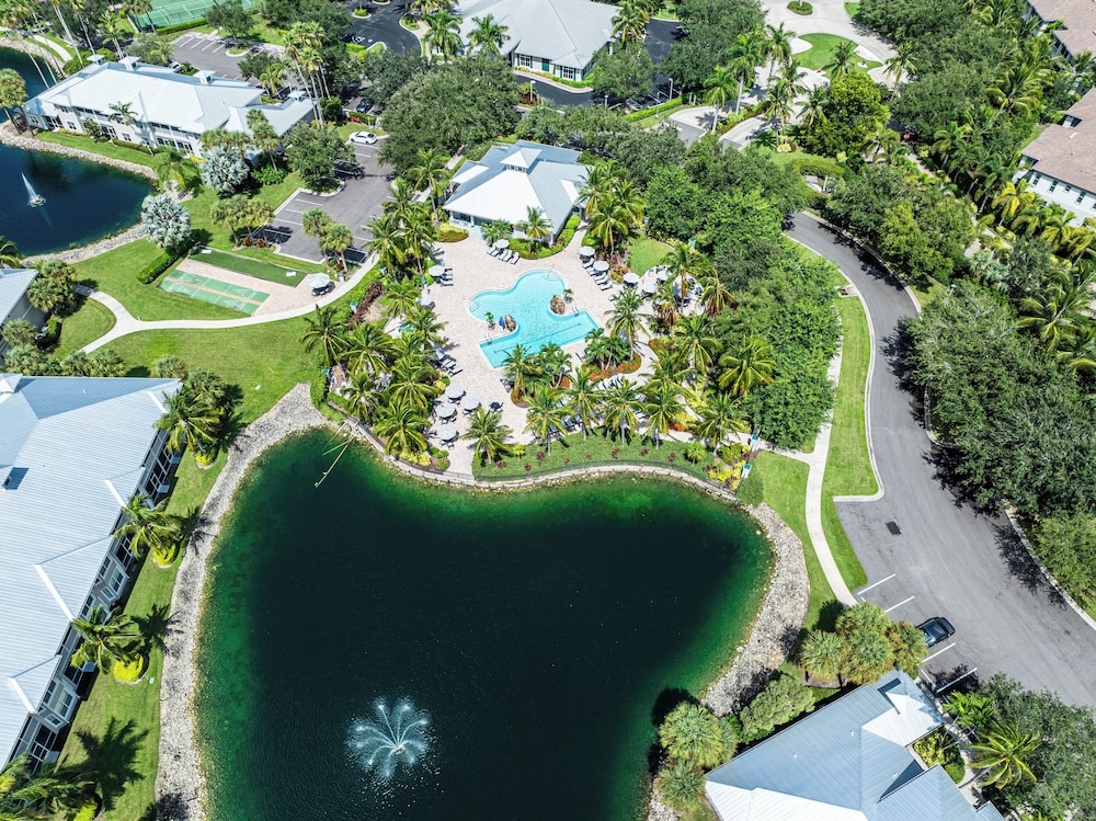 Bologna - Luxury 2-BR Condo with Lake & Golf Views at Green Links, Lely Resort. Access to Pool, Hot Tub, Tennis Courts, and Golf Courses. Near Naples Beach