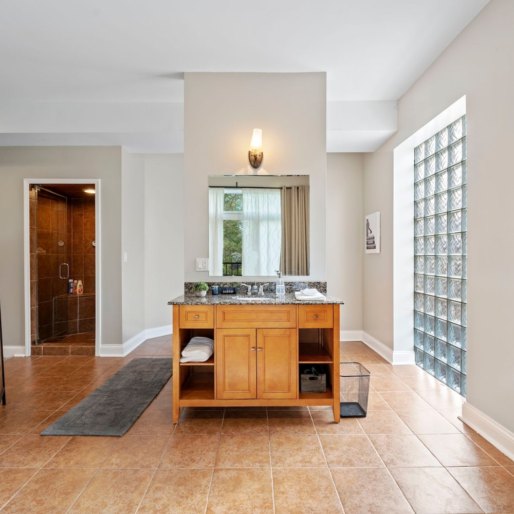 Spacious Luxury Retreat 8 Bed Oasis With 6 Baths