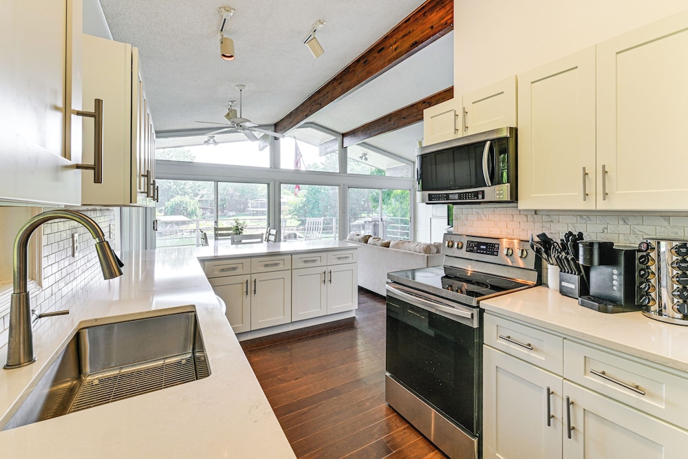 Launch & Dock: Lake Norman Retreat w/ Scenic Deck