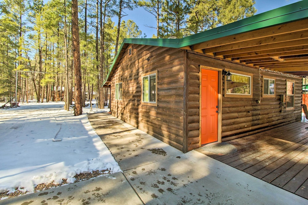 Cozy Lakeside Cabin: Walk to Rainbow Lake!
