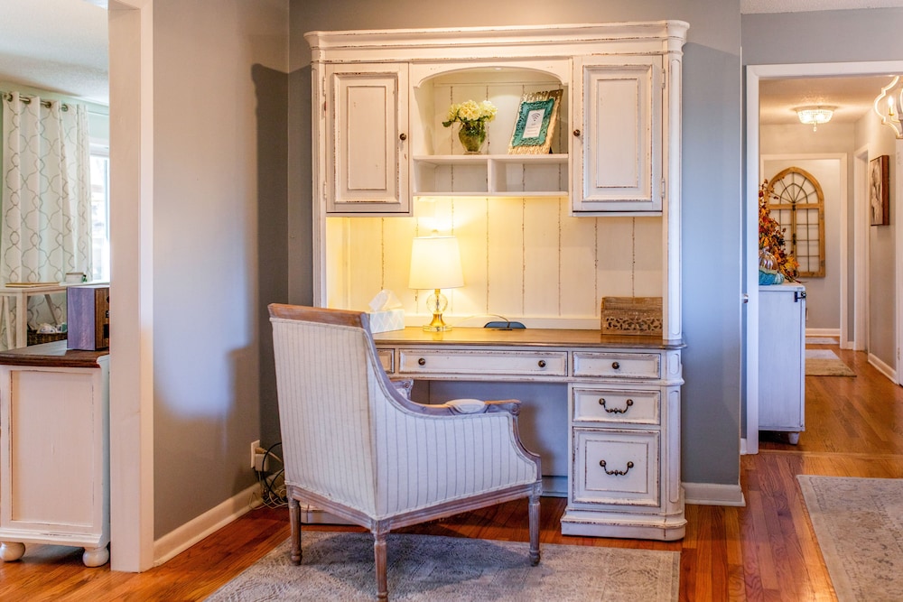 Charming Cottage w/ Hot Tub: 15 Mi to Chattanooga! view 3