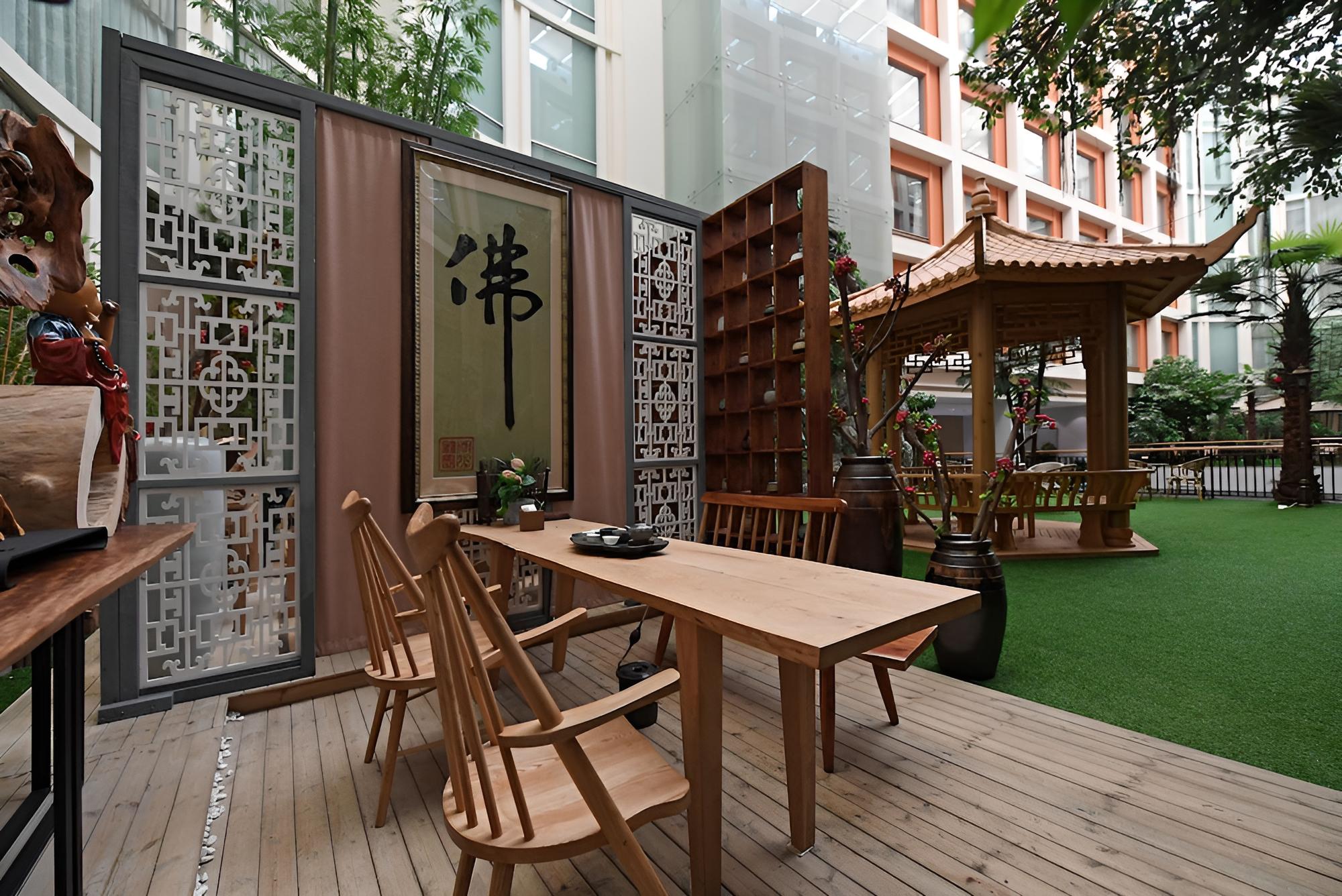 MEHOOD LESTIE HOTEL