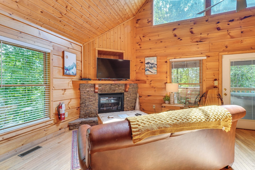 Hot Tub & Game Area: Rustic Cabin 5 Mi to Gsmnp