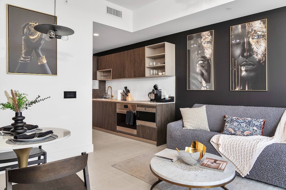 Penthouse 1BR Breathtaking City & Water Views
