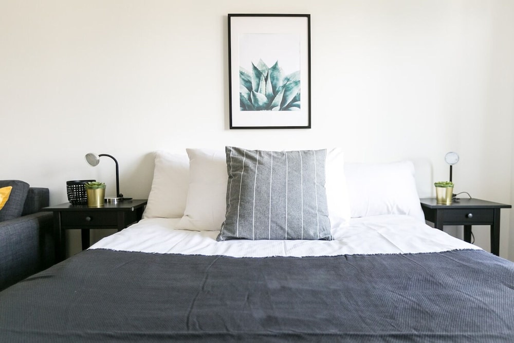 Modern Flat w Netflix Balcony top Location