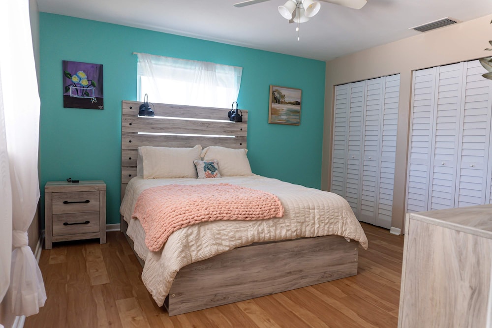 Four Bed Home With Pool Game Room Bar Near Beach