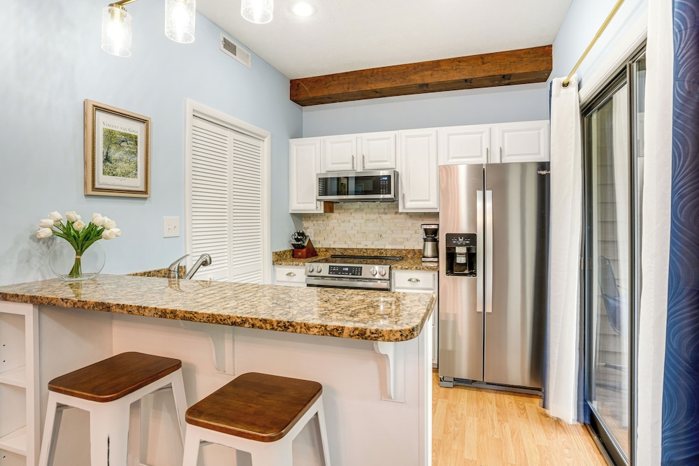 Walk to Slopes: Wintergreen Resort Condo w/ Pool