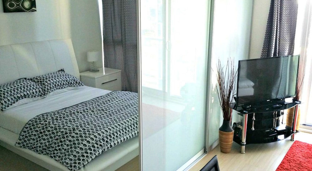 Pelican in Entertainment District - Image 4