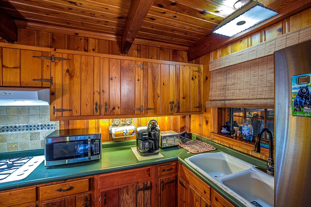 Bear Creek Lodge and Cabins in Helen Ga - Pet Friendly, River on Property, Walking Distance to downtown Helen