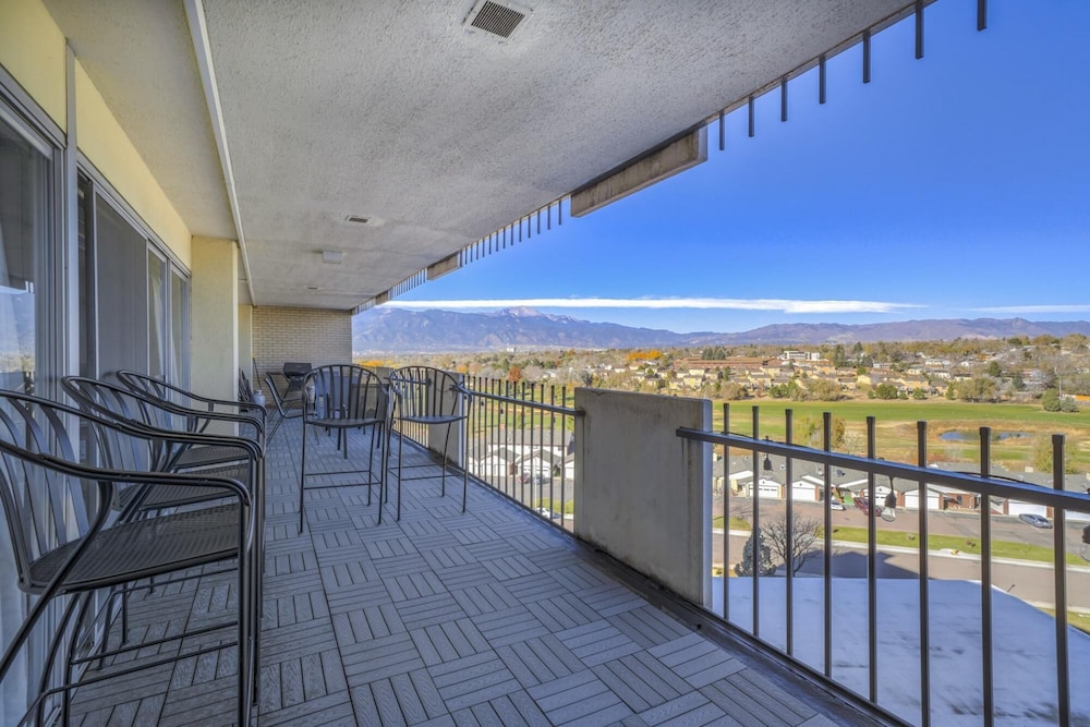 1BD Luxury Condo Cocktail Lounge Beautiful Views