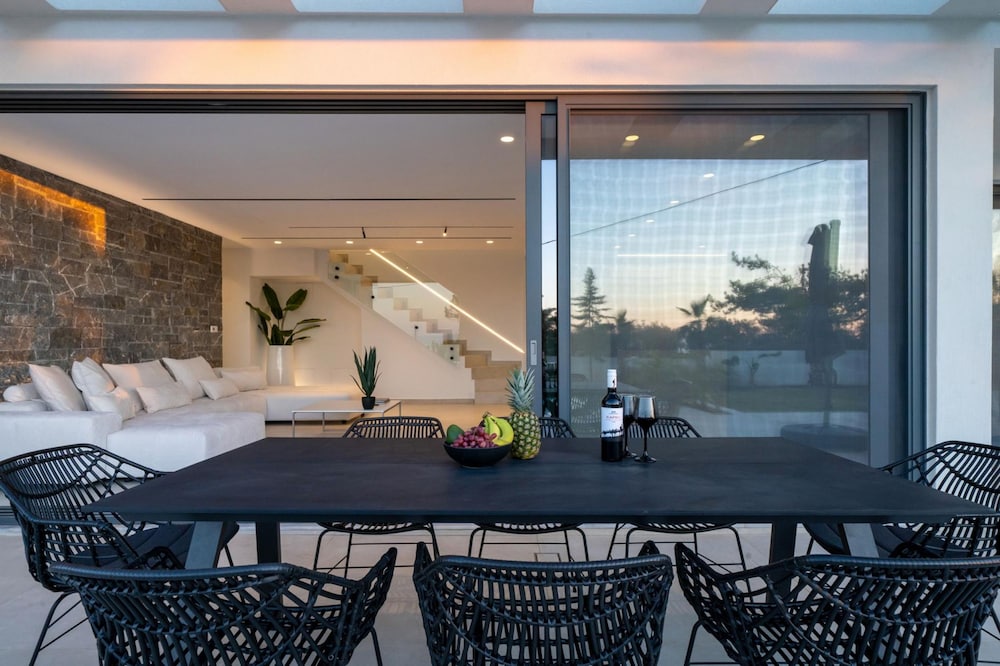 Aethra Grand- Luxury 5-bed Villa 850m From Beach