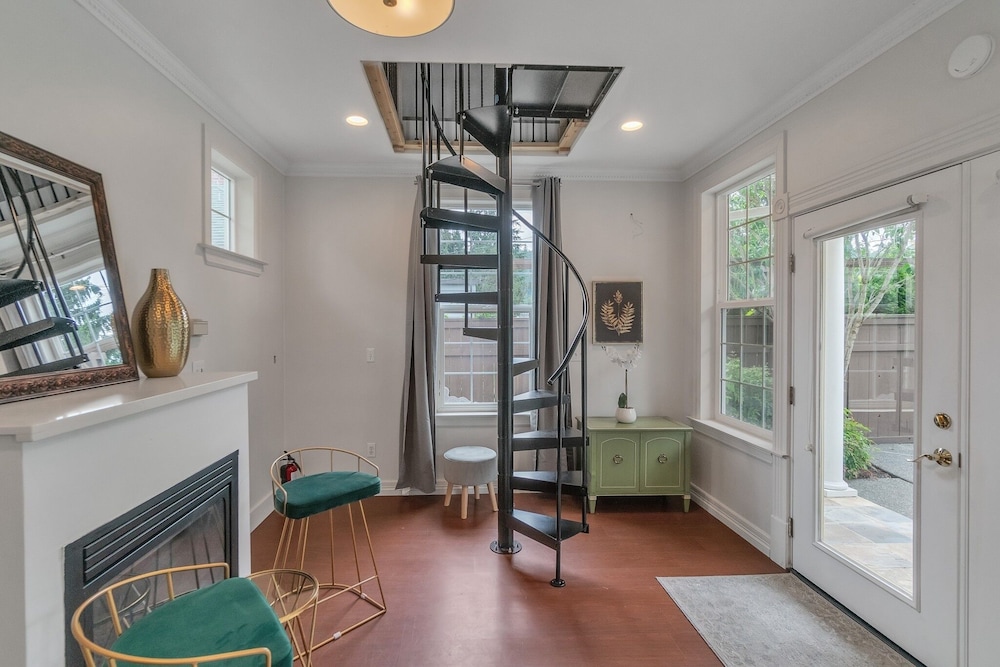 Orting Manor - Charming And Historic! 6 Bedroom Residence by Redawning view 5