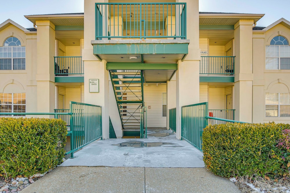 On Thousand Hills Golf Course: Condo w/ Sunroom