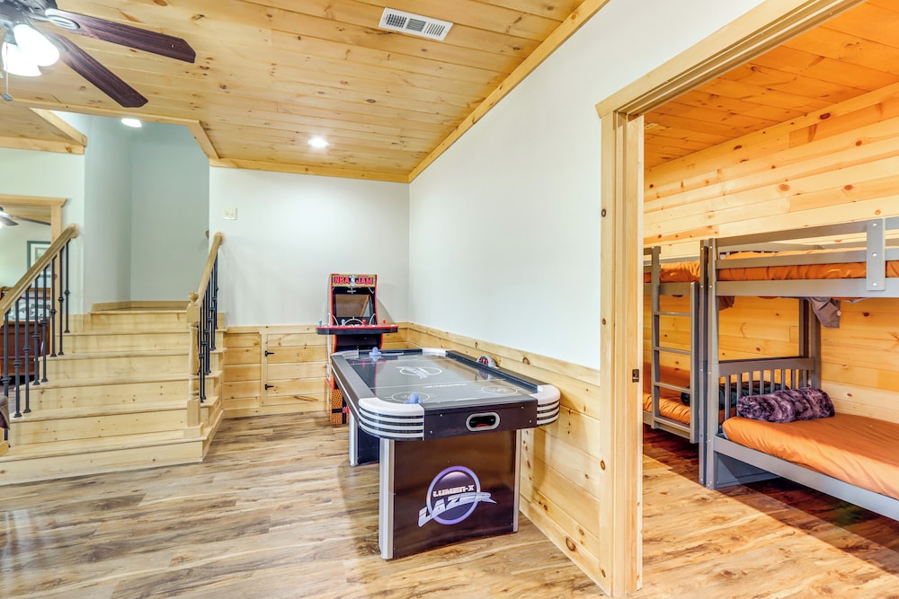 Blue Ridge Orchard Overlook' Cabin w/ Hot Tub