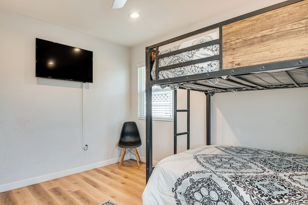 4 Mi to Sofi Stadium, Fenced Yard: Modern Retreat!