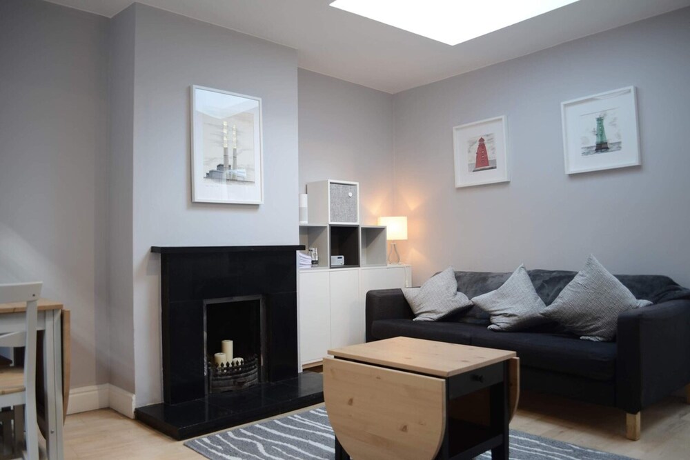 Charming 2 Bedroom Cottage in Central Location