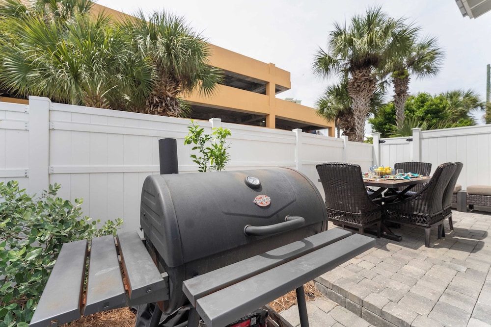 Pool, Patio & Outdoor Dining + Walk to Shore, Pier Park Sanctuary on Sands