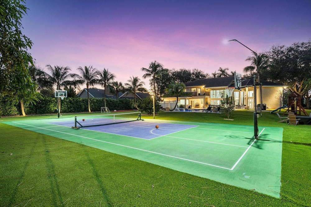 Luxurious 6-Bedroom Villa with Pool & Games