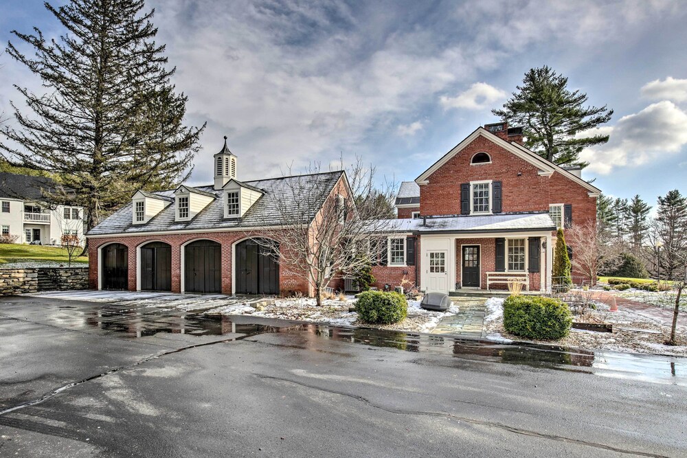 Spacious Estate w/ Courtyard: 2 Miles to Downtown!
