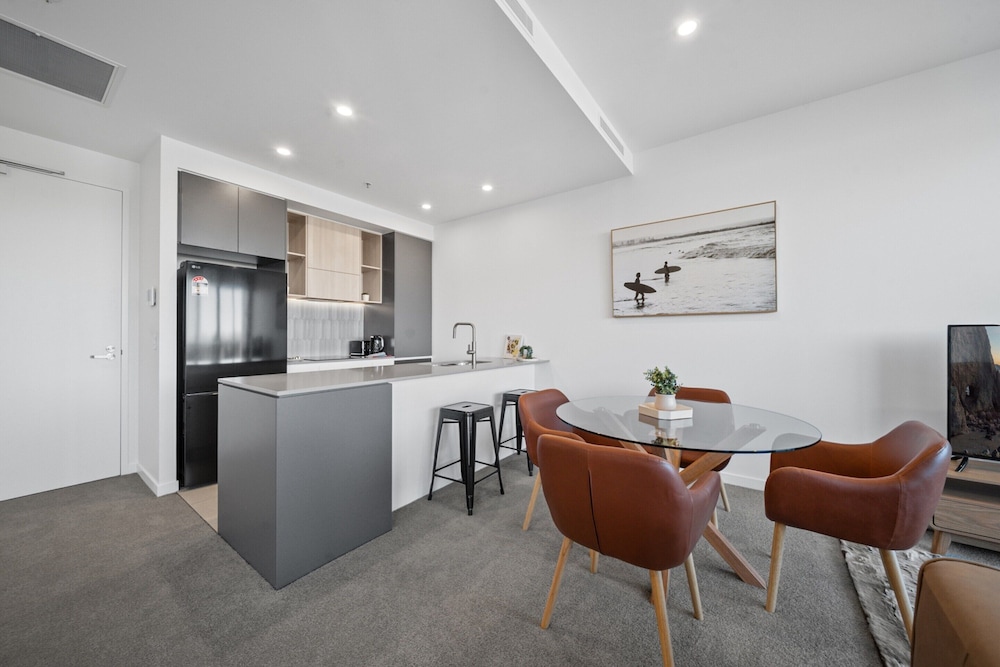 Apartment With Gym and Indoor Pool Access